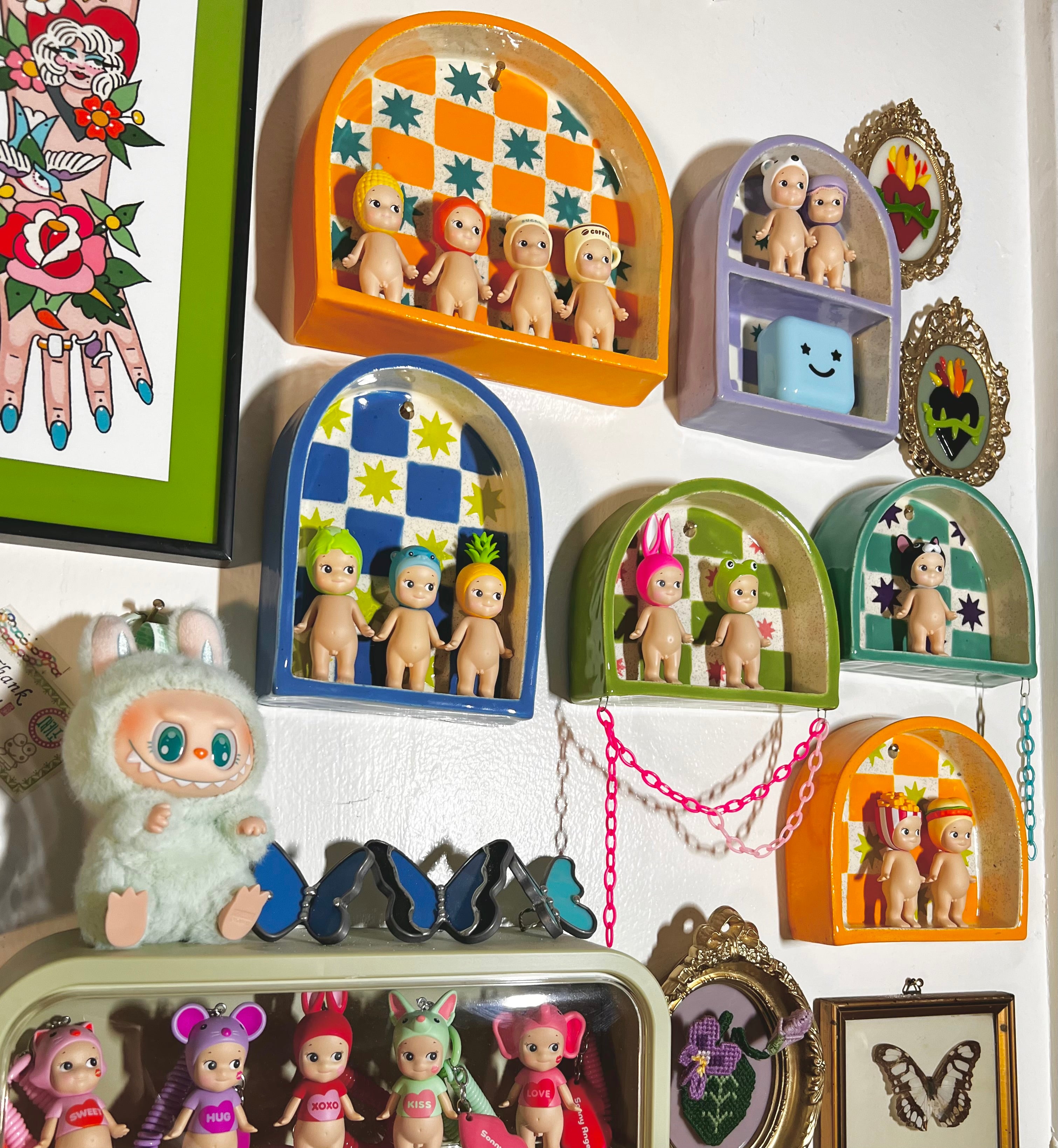 Ceramic ant trinket shelf